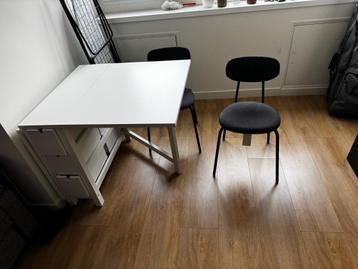 White Eating Foldable Table + 2 Chairs beschikbaar voor biedingen