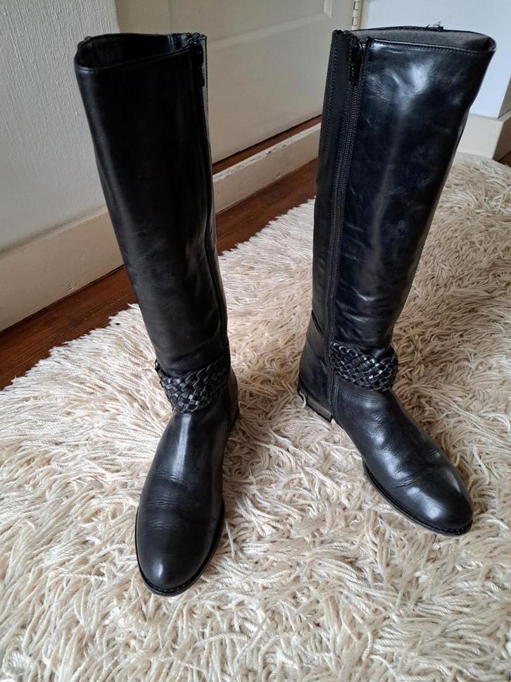 Zwarte leren laarzen met leuke details - Maat 38, Kleding | Dames, Schoenen, Gedragen, Hoge laarzen, Zwart, Ophalen of Verzenden
