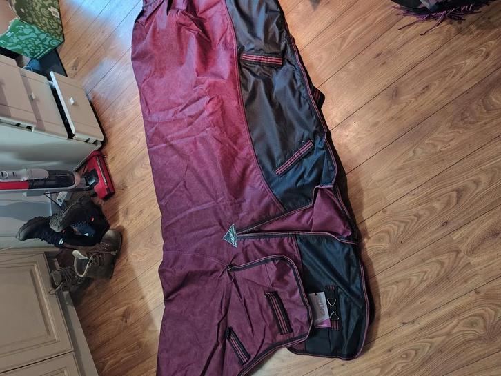 NIEUWE QHP 300gr outdoordeken met vaste hals 135/185, Dieren en Toebehoren, Paarden en Pony's | Dekens en Dekjes, Zo goed als nieuw