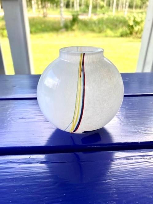 Kosta Boda miniatuur vaas, design Bertil Vallien. Rainbow., Antiek en Kunst, Antiek | Glas en Kristal, Ophalen of Verzenden