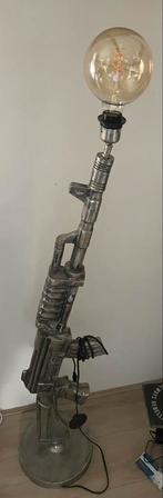 Staande lamp geweer/Gun, Ophalen of Verzenden, Zo goed als nieuw, Metaal, 150 tot 200 cm
