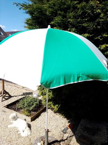 Groen met wit  tuin/ strand parasol.NIEUW!