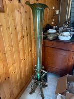 Hoge groene glazen vaas met koperen voet, Ophalen, Gebruikt, Glas, 75 cm of meer