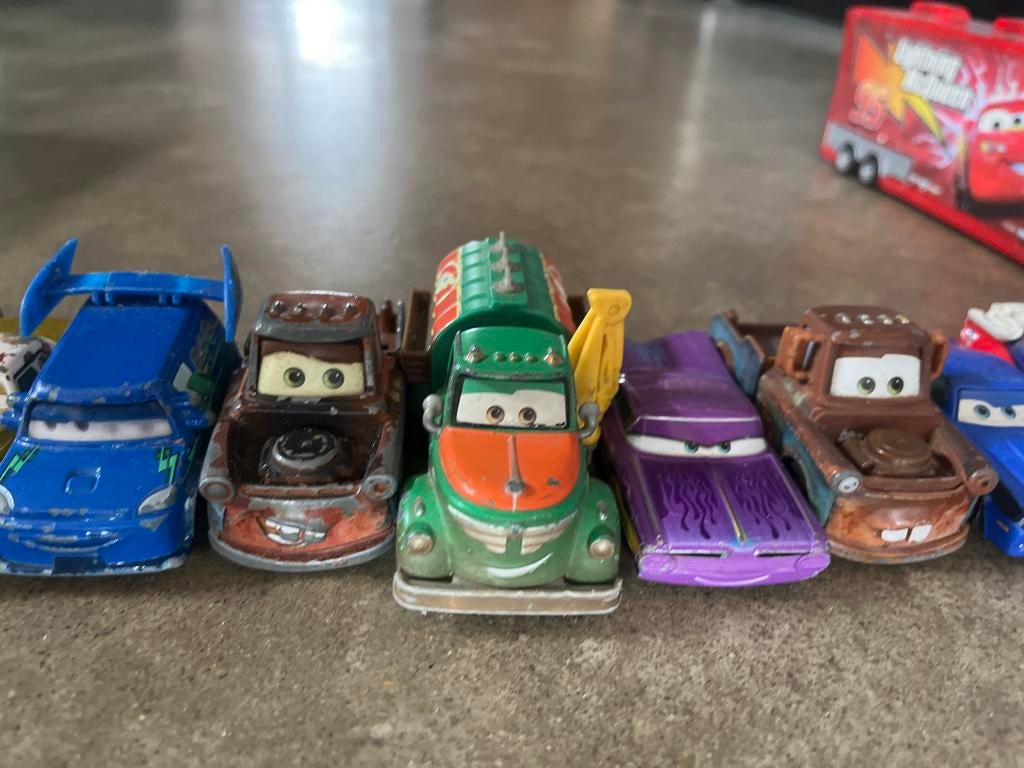 Cars Mack Truck Jackson Storm Transporter + 15 auto's, Kinderen en Baby's, Speelgoed | Speelgoedvoertuigen, Ophalen of Verzenden