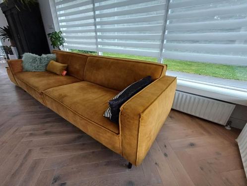 ️ Okergele designbank met hocker – Leen Bakker – Topstaat, Huis en Inrichting, Banken | Sofa's en Chaises Longues, Zo goed als nieuw