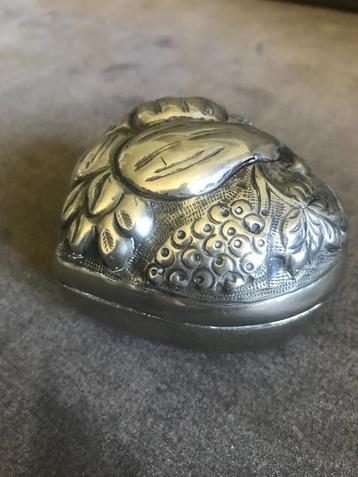 Verzilverd Vintage Doosje hartvorm. beschikbaar voor biedingen