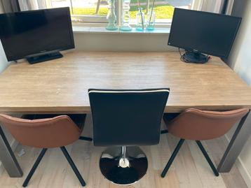Eettafel die ook als bureau gebruikt kan worden