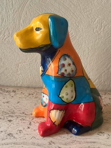 Porseleinen beschilderde hond beschikbaar voor biedingen