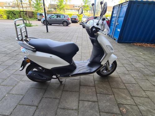 Piaggio Fly scooter, Fietsen en Brommers, Scooters | Piaggio, Gebruikt, Fly, Maximaal 25 km/u, Benzine, Ophalen