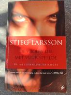 Stieg Larsson - De vrouw die met vuur speelde, Ophalen of Verzenden, Zo goed als nieuw, Nederland, Stieg Larsson