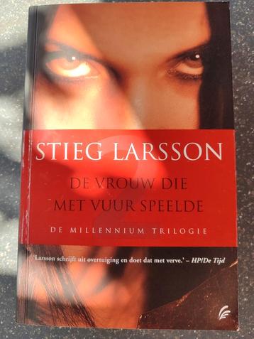 Stieg Larsson - De vrouw die met vuur speelde beschikbaar voor biedingen