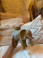 Kaarsenstandaard / beeld van een olifant in rotan look, Ophalen of Verzenden, Zo goed als nieuw, Overige materialen, Minder dan 25 cm