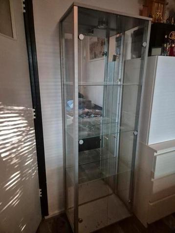 GRATIS vitrine kast beschikbaar voor biedingen