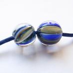 Set van 2 gestreepte glaskralen in blauw met grijs, Hobby en Vrije tijd, Kralen en Sieraden maken, Ophalen of Verzenden, Nieuw
