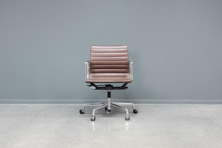 Eames EA117 office chair, 1x, Huis en Inrichting, Bureaustoelen, Bruin, Ophalen of Verzenden