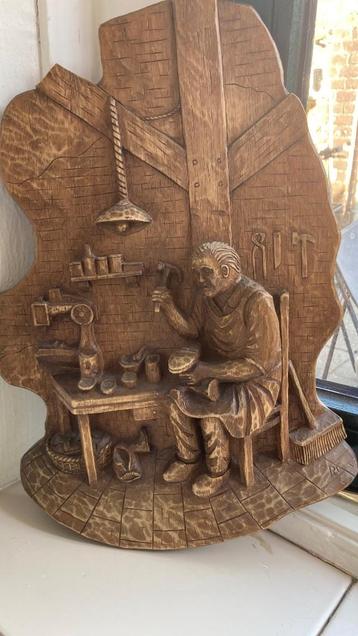 Antiek houtsnijwerk schoenmaker beschikbaar voor biedingen