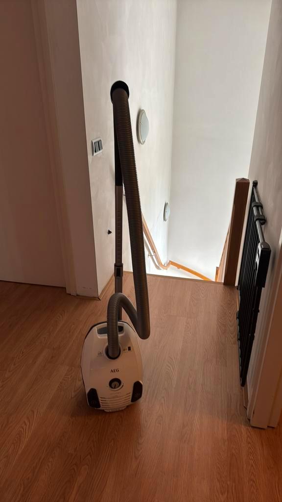 AEG VX6-2-IW-5 - Stofzuiger Wit, Witgoed en Apparatuur, Stofzuigers, Zo goed als nieuw, Stofzuiger, Minder dan 1200 watt, Stofzak