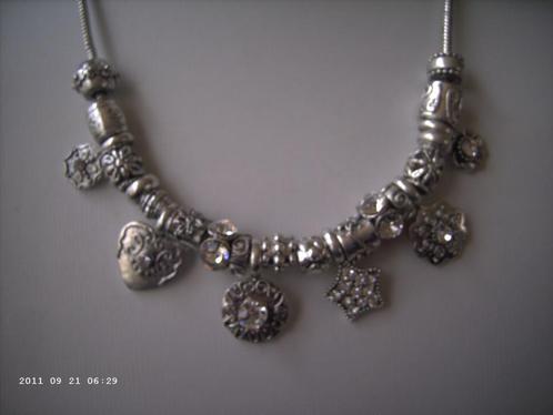 Een Zilverkleurige ketting met Hangers en Strass steentjes, Sieraden, Tassen en Uiterlijk, Antieke sieraden, Ketting, Overige materialen