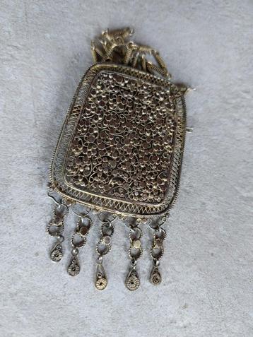 Vintage ketting met filigraan hanger beschikbaar voor biedingen