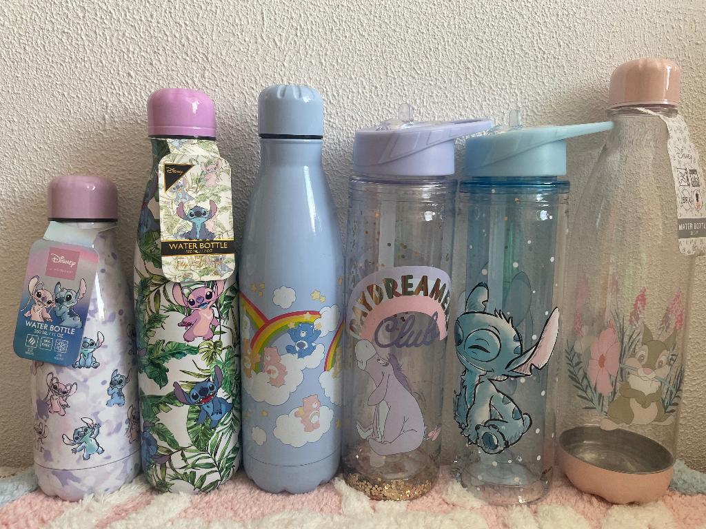 disney flessen stitch angel stampertje care bears eeyore, Verzamelen, Ophalen of Verzenden, Overige figuren, Nieuw, Servies