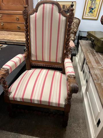 Antieke fauteuil beschikbaar voor biedingen