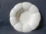 Witte plooischotel Porceleyne Fles Delft ca. 1960 d. 35,5 cm, Antiek en Kunst, Antiek | Keramiek en Aardewerk, Ophalen of Verzenden