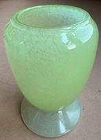 Mooi, zwaar vaasje, jade groen, handgemaakt, Ophalen of Verzenden