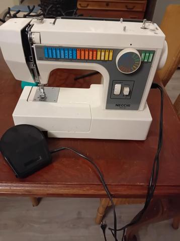 Te koop naaimachine  beschikbaar voor biedingen