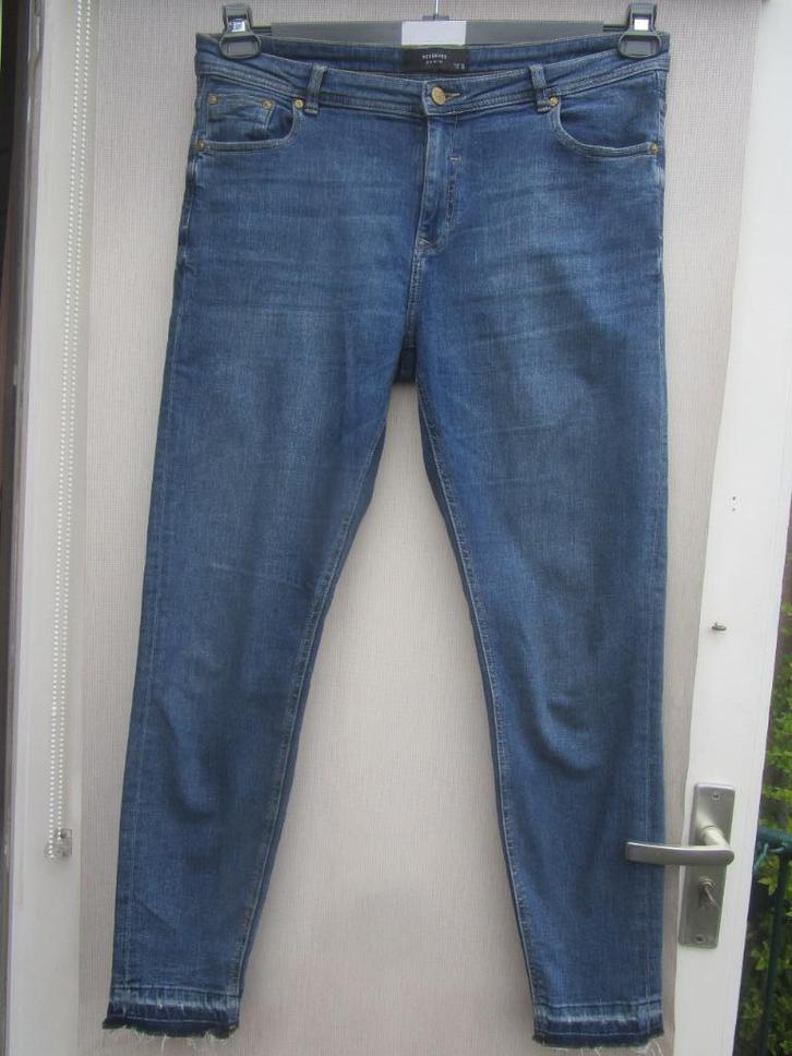 Spijkerbroek RESERVED mt 44, Kleding | Dames, Spijkerbroeken en Jeans, Zo goed als nieuw, W33 - W36 (confectie 42/44), Blauw, Verzenden