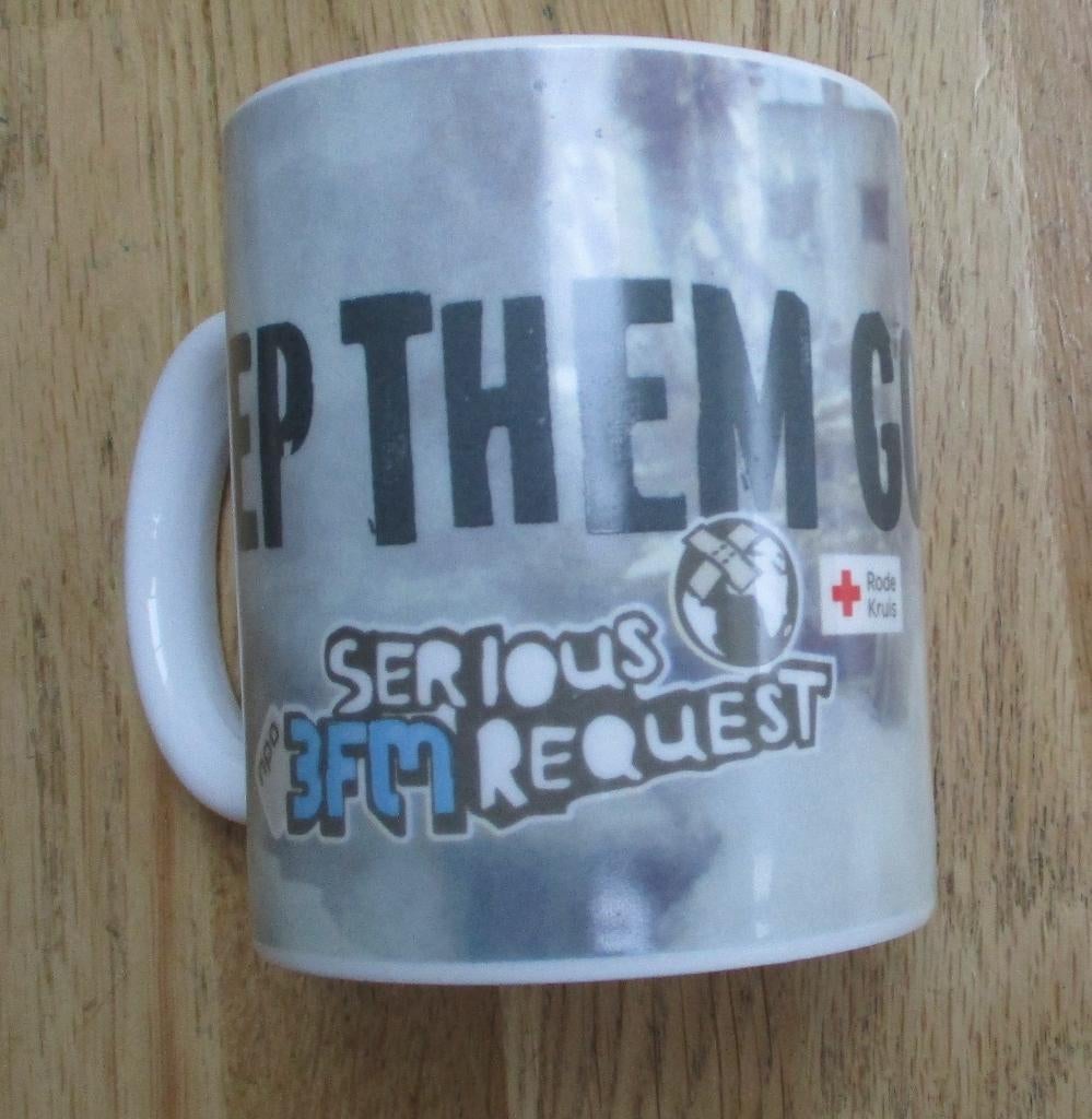 mok beker met oor serious request 3 FM  rode kruis 2015, Verzamelen, Ophalen of Verzenden, Zo goed als nieuw