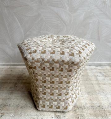 Vintage 6 hoekige poef nieuw gestoffeerd beige / creme print beschikbaar voor biedingen
