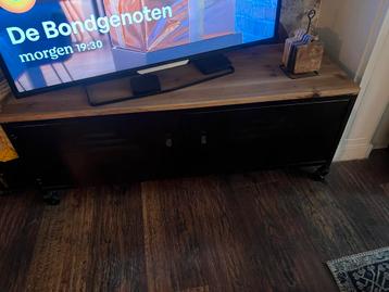 TV Meubel op Wieltjes beschikbaar voor biedingen