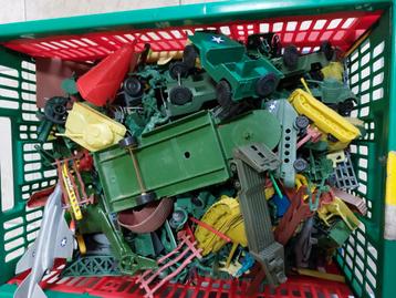 Heeel veel soldaten met bijbehorende spullen zoals jeeps, vl beschikbaar voor biedingen