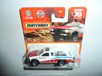 Matchbox - '95 Nissan Hardbody D21 - 1:64 - spul in laadbak, Ophalen of Verzenden, Nieuw, Auto