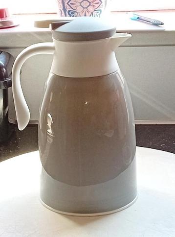 Eenvoudige grijze thermoskan met glazen fles. beschikbaar voor biedingen