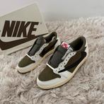NIKE AIR JORDAN 1 LOW TRAVIS SCOTT OLIVE & MOCHA 40 T/M 45, Kleding | Heren, Schoenen, Ophalen of Verzenden, Nieuw, Overige kleuren