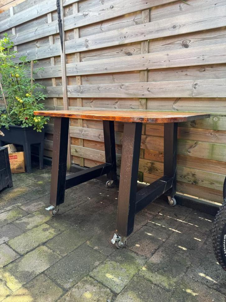 Industriële tafel met wielen te koop – ideaal voor buiten, Huis en Inrichting, Tafels | Eettafels, Gebruikt, 50 tot 100 cm, Rechthoekig