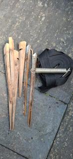 Te koop stormband met twee ijzeren haringen, Ophalen