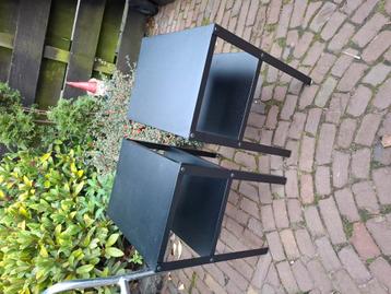 2 zwart metalen bijzettafels /nachtkastjes. beschikbaar voor biedingen