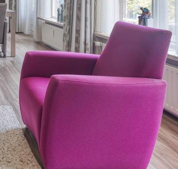 Hippe fuchsia stoel, lekker opvallend beschikbaar voor biedingen