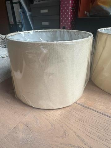 Twee nieuwe lampenkapjes beschikbaar voor biedingen