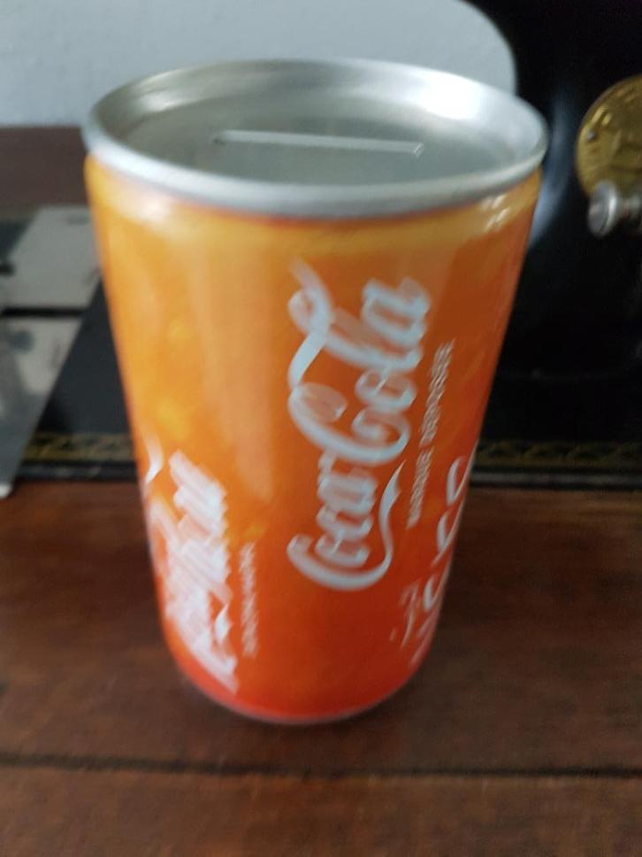 Vintage Coca Cola spaarpotje Blik met onbekende inhoud €8, Verzamelen, Spaarpotten, Zo goed als nieuw, Overige thema's, Metaal of Blik