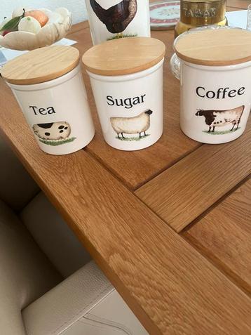 Voorraadpotten, koffie, thee, suiker, pasta en koekjes beschikbaar voor biedingen