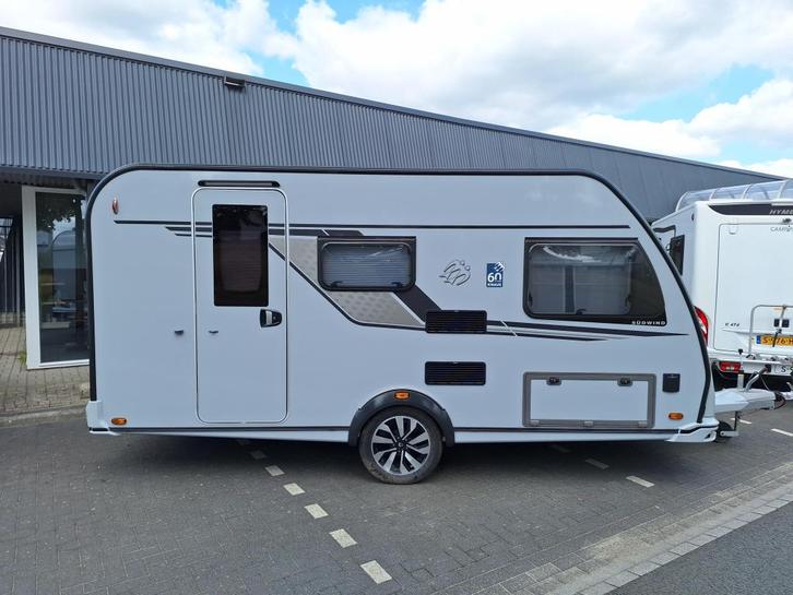 Knaus Sudwind 60 Years 420 QD NIEUW 2025 MODEL, Caravans en Kamperen, Caravans, tot en met 3, 1000 - 1250 kg, Treinzit, Knaus