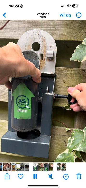 Stalen asbak voor aan muur of schutting beschikbaar voor biedingen