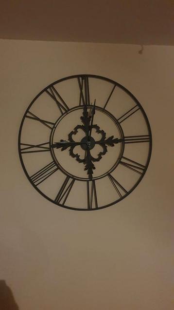 Mooie grote Wandklok van Riverdale met Romeinse cijfers beschikbaar voor biedingen