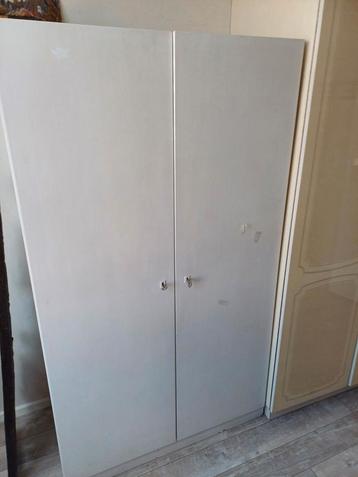 Kleding/ hangkast  Gratis  beschikbaar voor biedingen