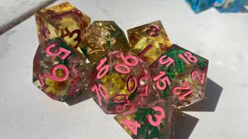 Dnd dobbelstenen ttrpg dice set sharp edge liquid core beschikbaar voor biedingen