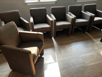 Zes eetkamerstoelen op wieltjes beschikbaar voor biedingen
