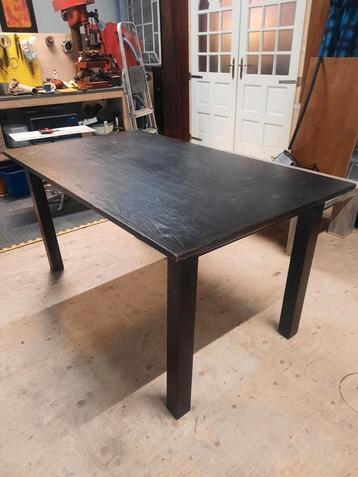 Eettafel donkerbruin, demontabel beschikbaar voor biedingen